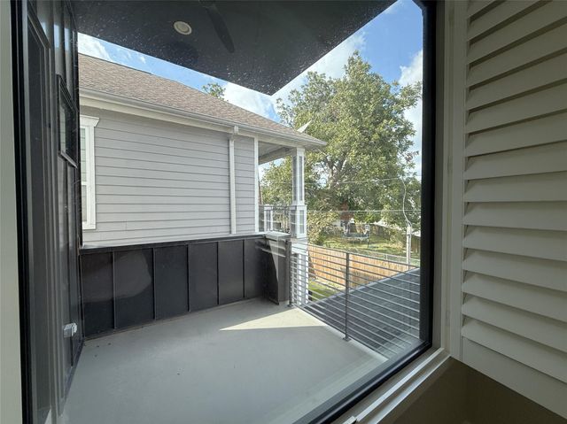 1015 E 27th Street B, Houston, TX 77009