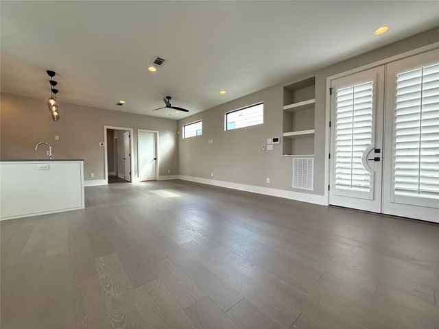 1015 E 27th Street B, Houston, TX 77009