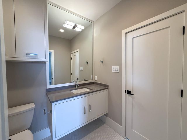 1015 E 27th Street B, Houston, TX 77009