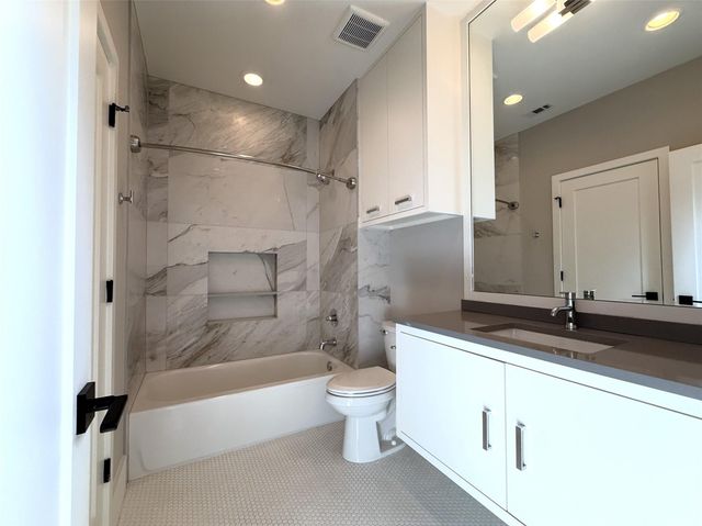 1015 E 27th Street B, Houston, TX 77009