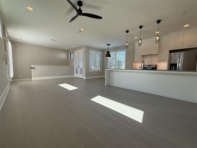 1015 E 27th Street B, Houston, TX 77009