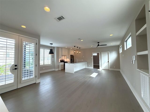 1015 E 27th Street B, Houston, TX 77009