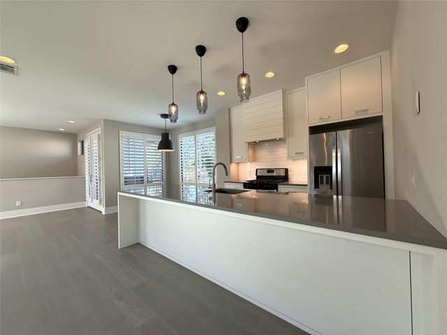 1015 E 27th Street B, Houston, TX 77009