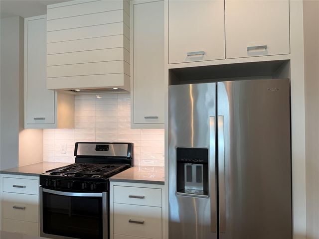1015 E 27th Street B, Houston, TX 77009