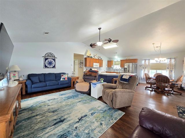 16 Peggy Street E, Palacios, TX 77465