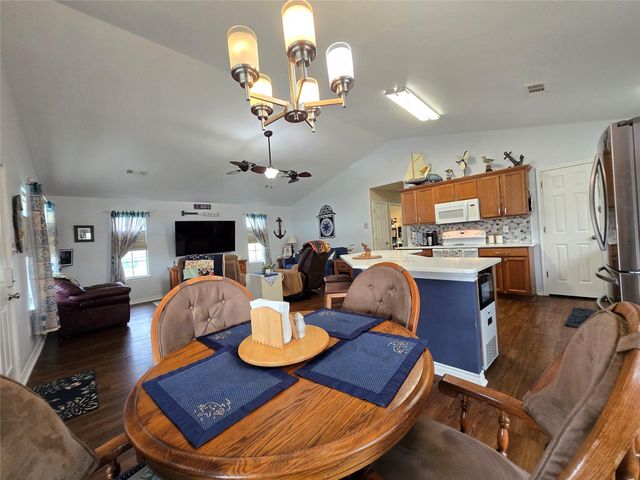 16 Peggy Street E, Palacios, TX 77465
