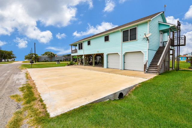 16 Peggy Street E, Palacios, TX 77465