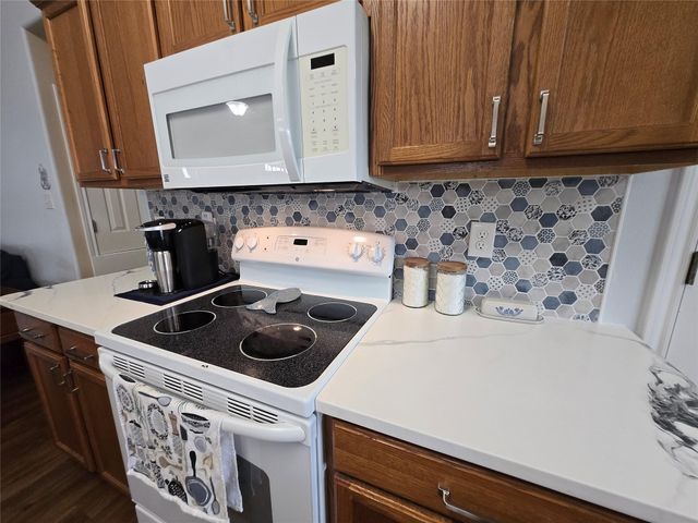 16 Peggy Street E, Palacios, TX 77465