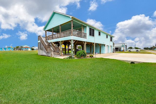 16 Peggy Street E, Palacios, TX 77465