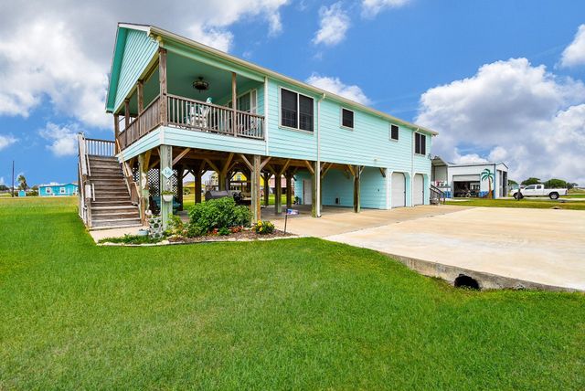 16 Peggy Street E, Palacios, TX 77465