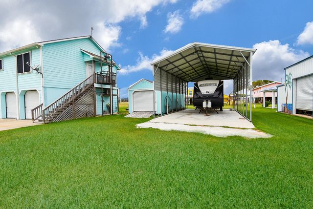 16 Peggy Street E, Palacios, TX 77465