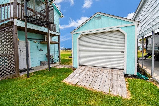 16 Peggy Street E, Palacios, TX 77465