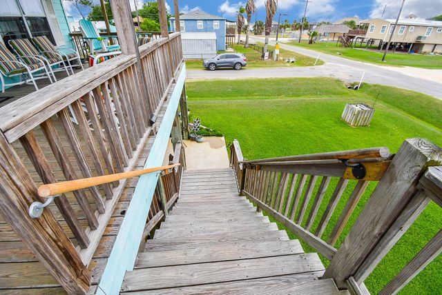 16 Peggy Street E, Palacios, TX 77465