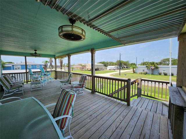 16 Peggy Street E, Palacios, TX 77465