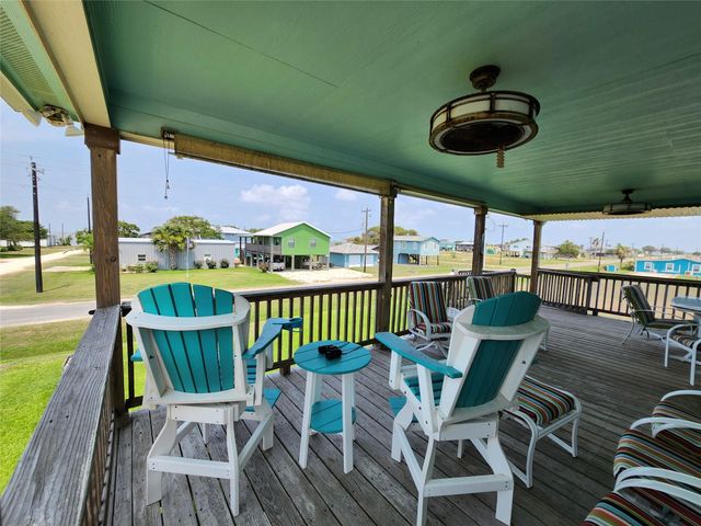 16 Peggy Street E, Palacios, TX 77465