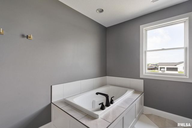 6654 Meghan Avenue, Bettendorf, IA 52722