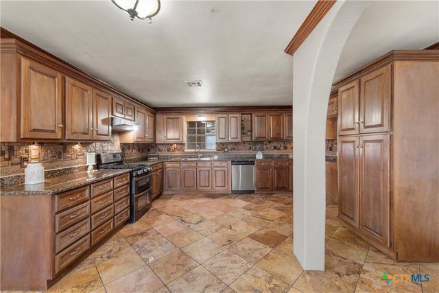 3433 W Tours Road, West, TX 76691