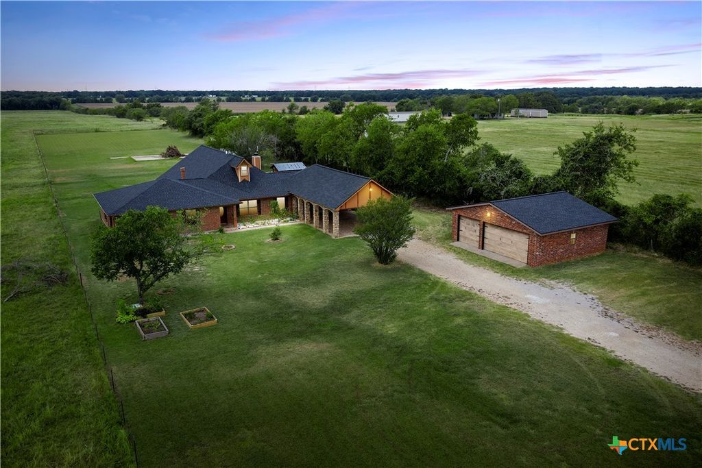 3433 W Tours Road, West, TX 76691