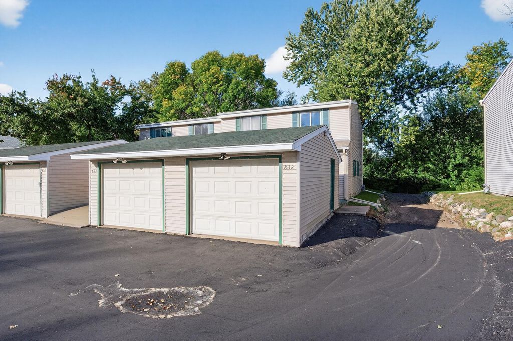 832 Woodgate Drive 107, Vadnais Heights, MN 55127