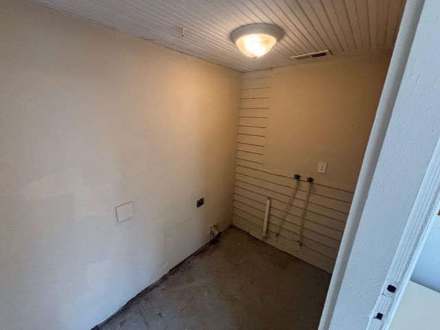 1233 N Lewellen St, Wichita, KS 67203