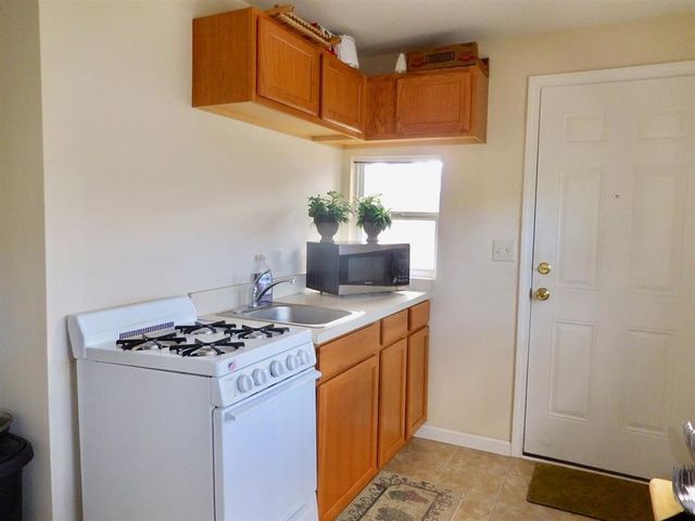 1233 N Lewellen St, Wichita, KS 67203