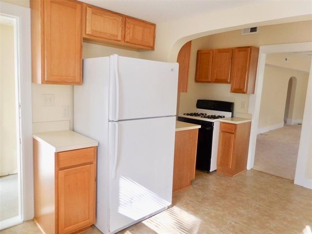 1233 N Lewellen St, Wichita, KS 67203