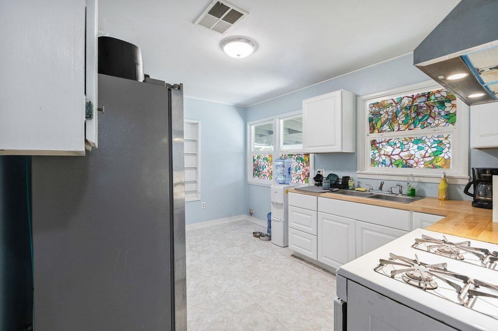 Image 10 of property listing at 229 W Colonial Drive, Hanford, CA 93230