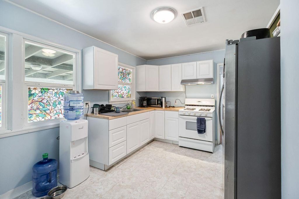 Image 11 of property listing at 229 W Colonial Drive, Hanford, CA 93230