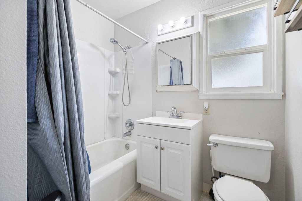 Image 16 of property listing at 229 W Colonial Drive, Hanford, CA 93230