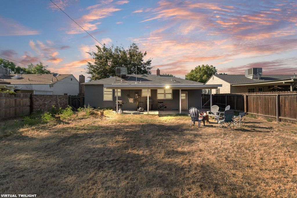 Image 18 of property listing at 229 W Colonial Drive, Hanford, CA 93230