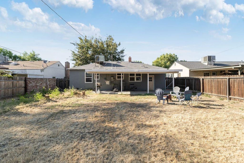 Image 19 of property listing at 229 W Colonial Drive, Hanford, CA 93230