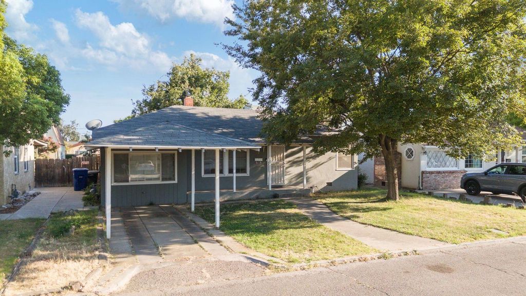 Image 2 of property listing at 229 W Colonial Drive, Hanford, CA 93230
