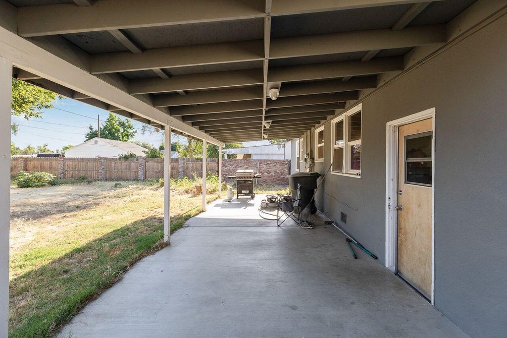 Image 20 of property listing at 229 W Colonial Drive, Hanford, CA 93230