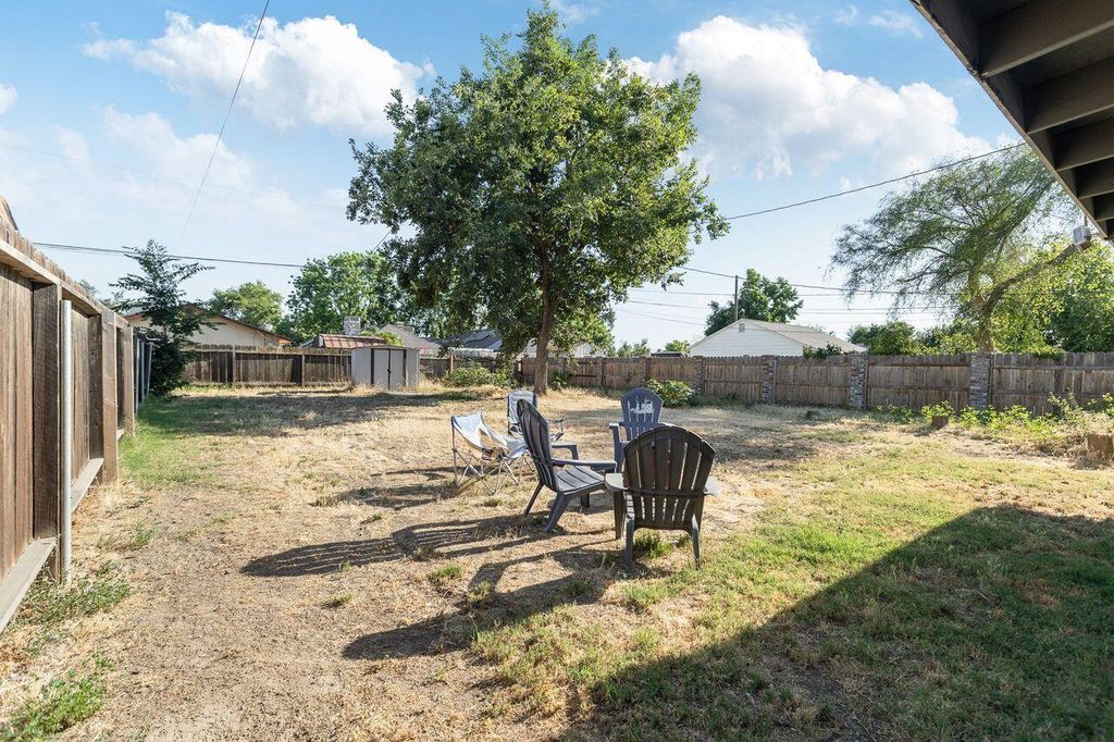 Image 21 of property listing at 229 W Colonial Drive, Hanford, CA 93230