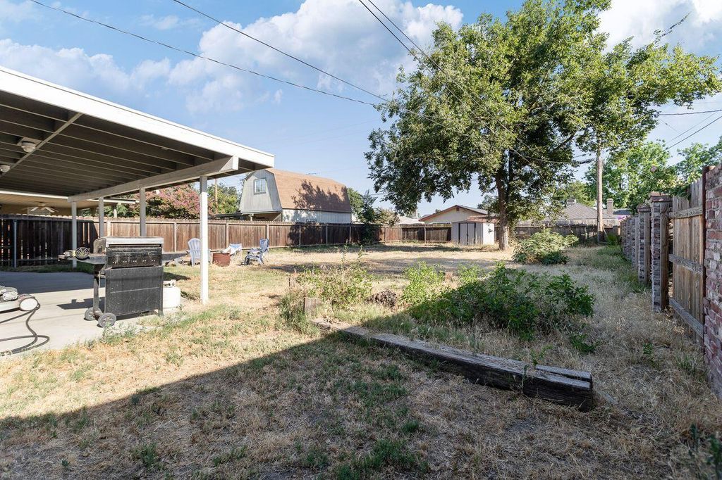 Image 22 of property listing at 229 W Colonial Drive, Hanford, CA 93230