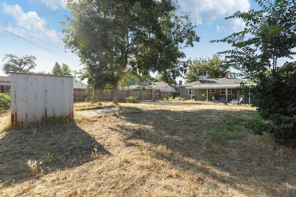 Image 23 of property listing at 229 W Colonial Drive, Hanford, CA 93230