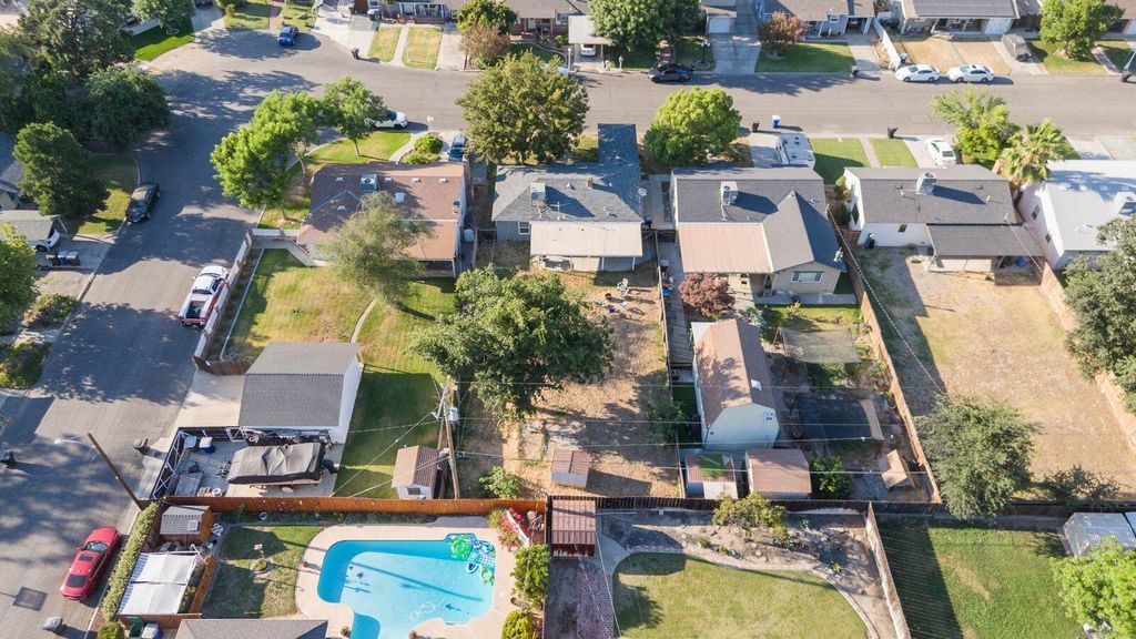 Image 24 of property listing at 229 W Colonial Drive, Hanford, CA 93230