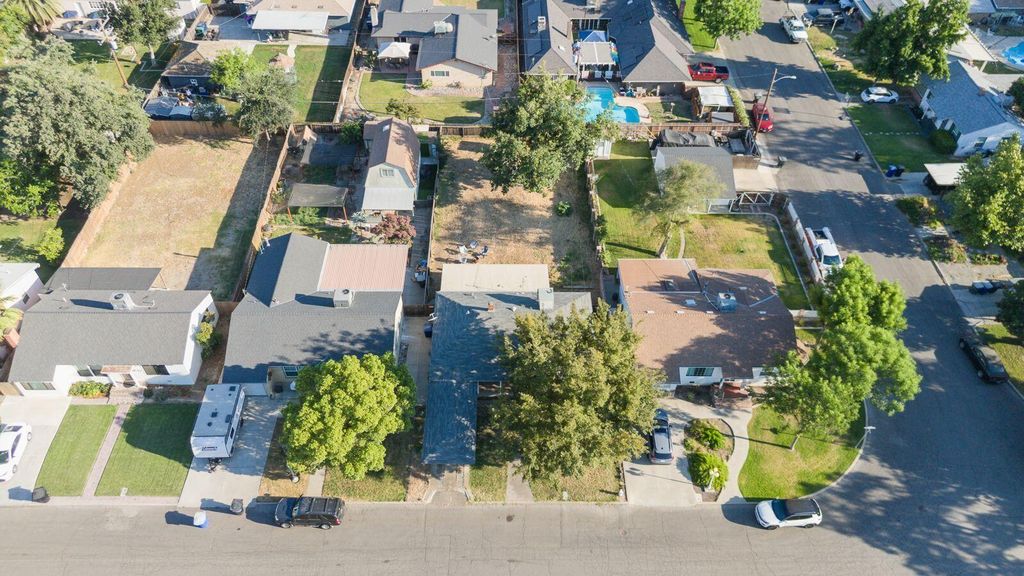 Image 25 of property listing at 229 W Colonial Drive, Hanford, CA 93230