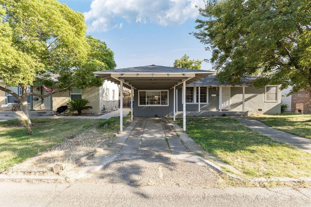 Image 3 of property listing at 229 W Colonial Drive, Hanford, CA 93230
