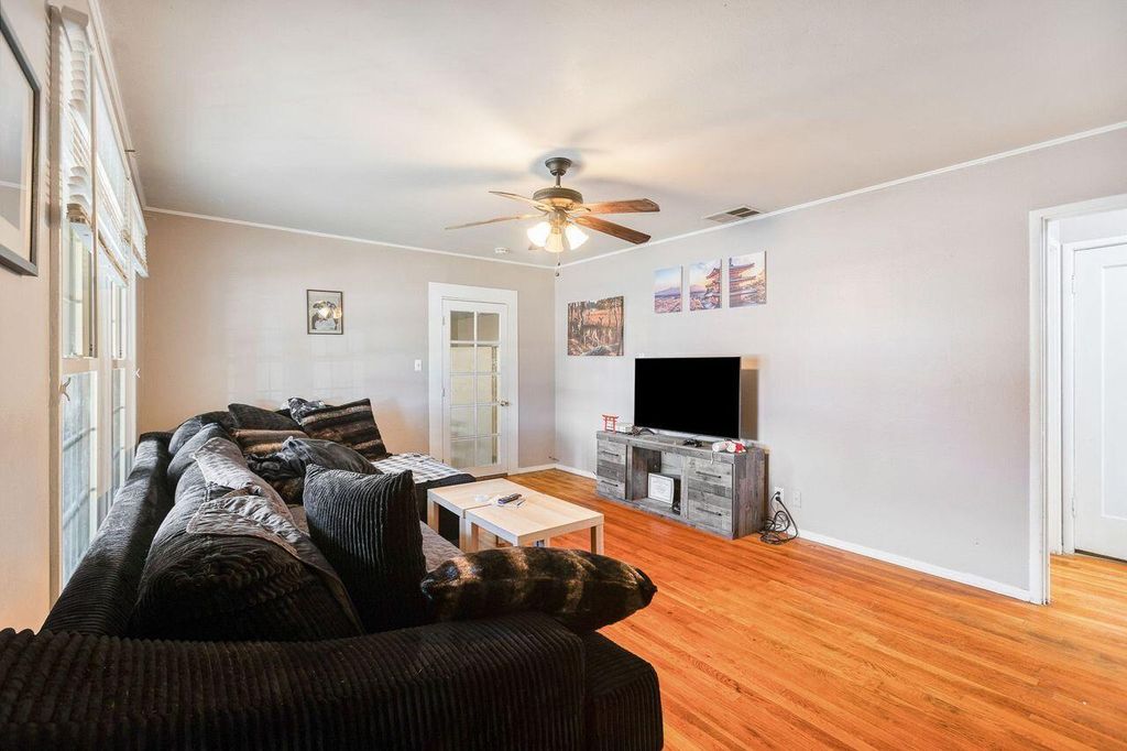 Image 4 of property listing at 229 W Colonial Drive, Hanford, CA 93230