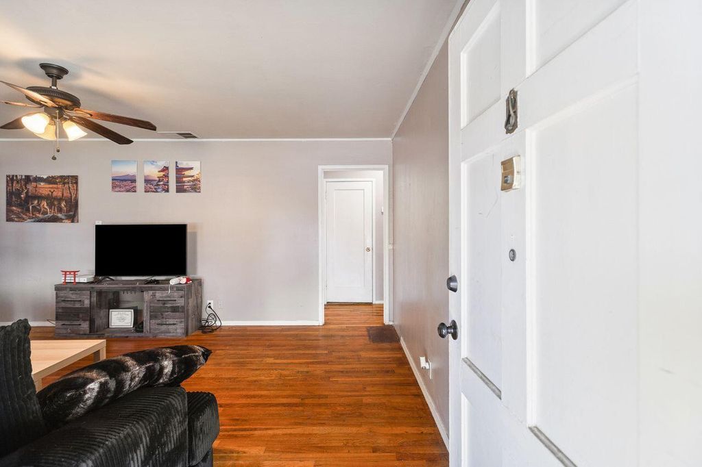 Image 5 of property listing at 229 W Colonial Drive, Hanford, CA 93230