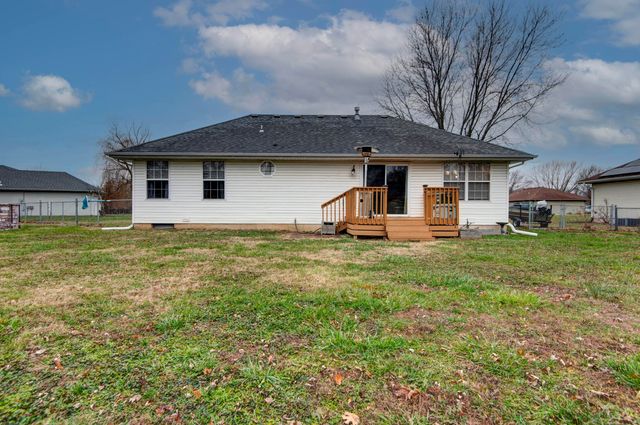 102 Arrowhead Road, Willard, MO 65781