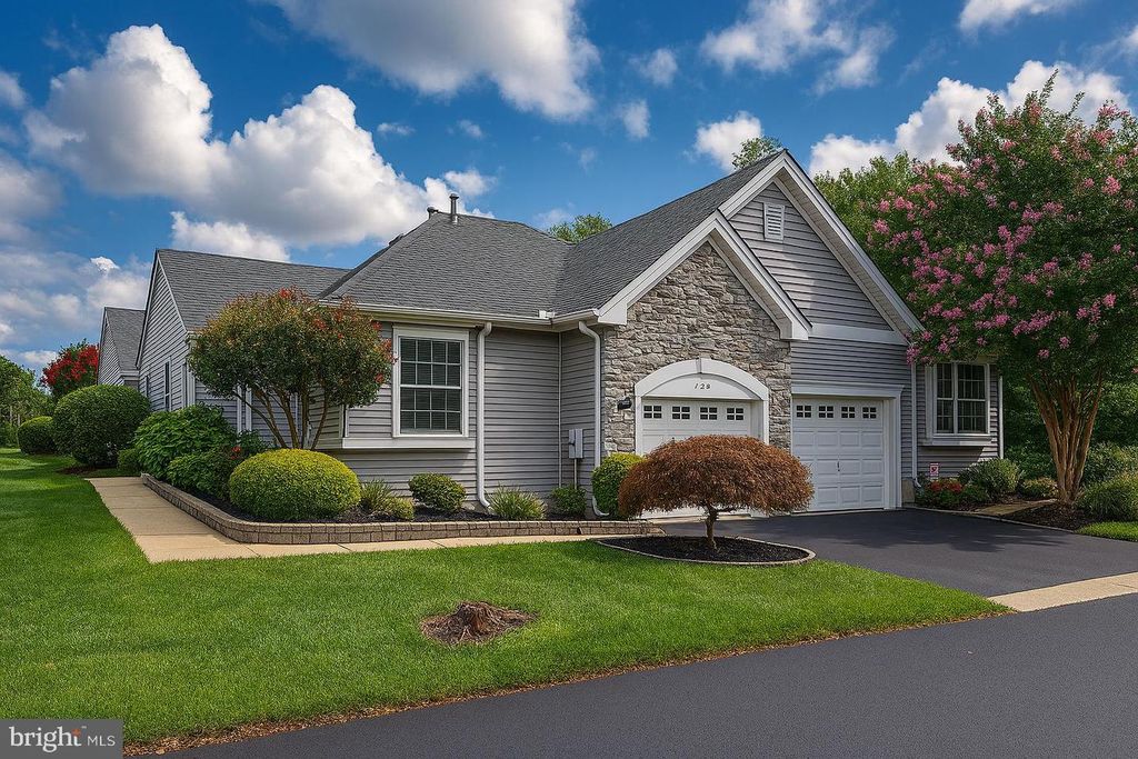 221 MEADOWLARK DR, Hamilton, NJ 08690