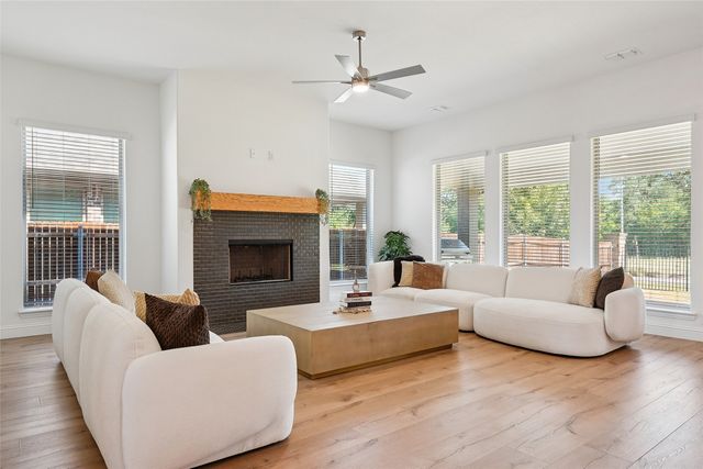 218 Oakcrest Drive, Justin, TX 76247