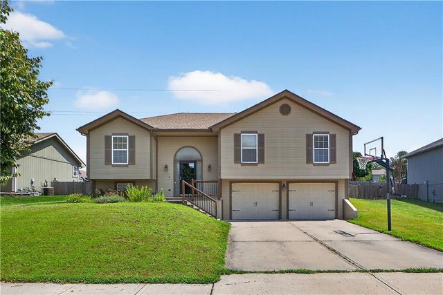 11705 N Charlotte Street, Kansas City, MO 64155