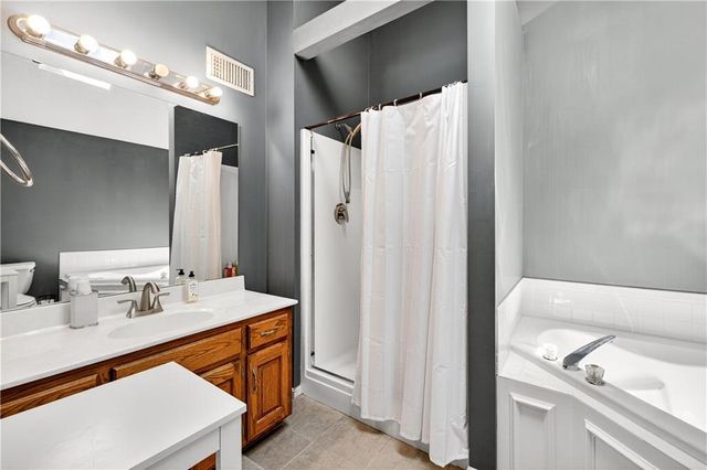 11705 N Charlotte Street, Kansas City, MO 64155