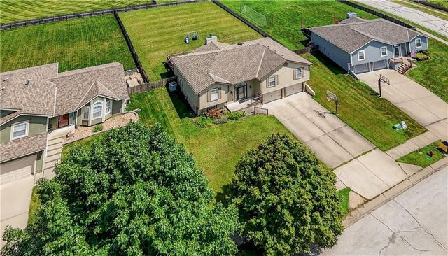 11705 N Charlotte Street, Kansas City, MO 64155