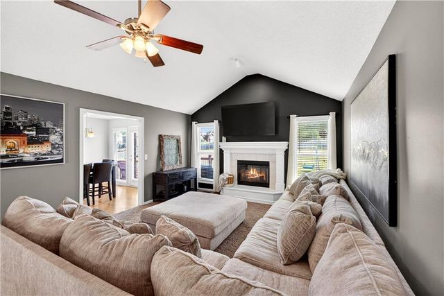 11705 N Charlotte Street, Kansas City, MO 64155