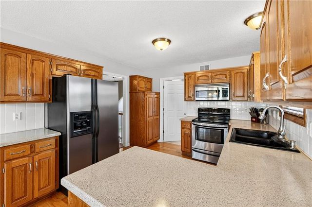 11705 N Charlotte Street, Kansas City, MO 64155