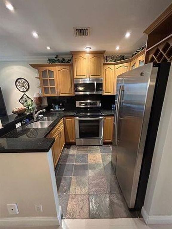 9141 Sunrise Lakes Boulevard 208, Sunrise, FL 33322